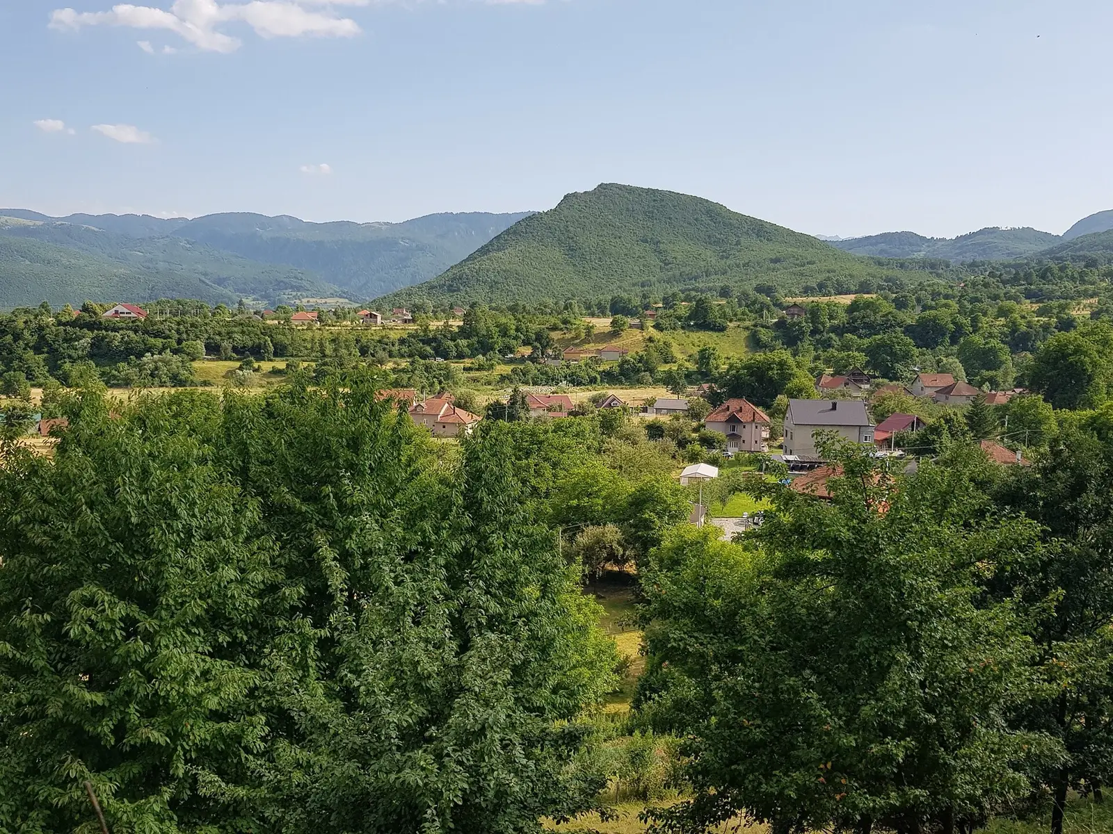 Pogled na Berane i okolna brda u ljetnjem danu